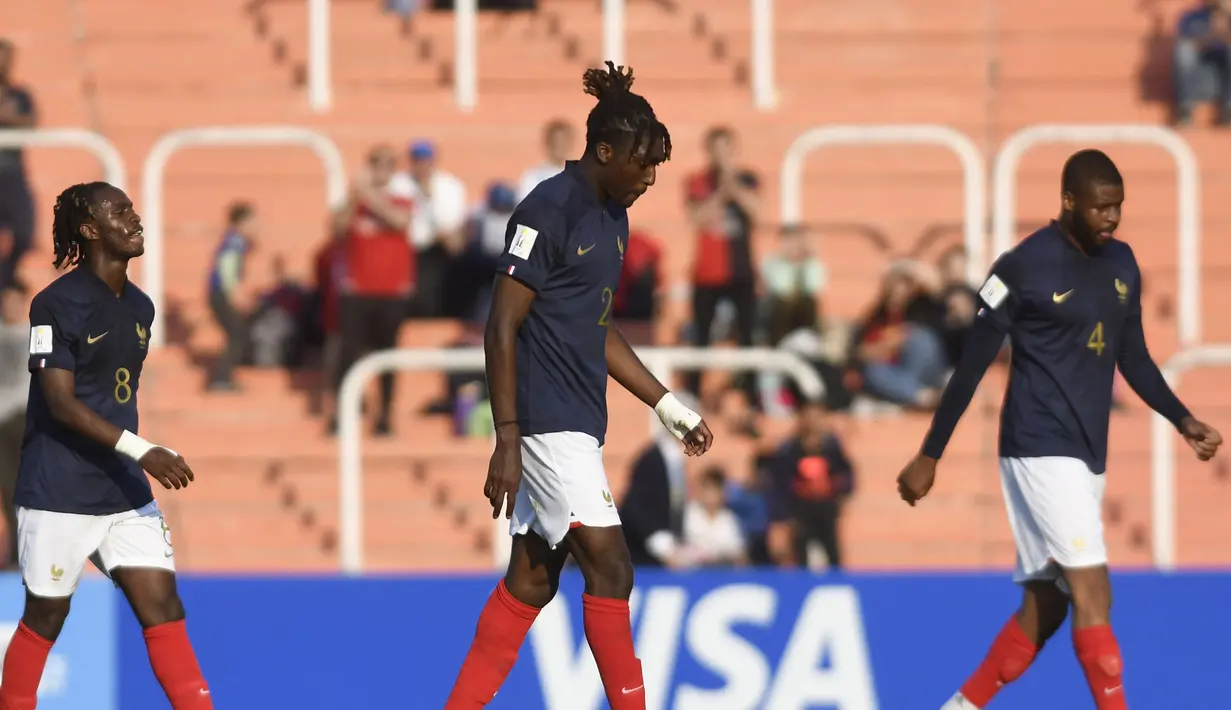 Reaksi kecewa sejumlahpemain Prancis U-20 setelah kalah dari Gambia U-20 pada laga lanjutan Grup F Piala Dunia U-20 2023 di Stadion Malvinas, Argentina, Jumat (26/05/2023) WIB. Laga berakhir dengan skor 2-1 untuk kemenangan Gambia. (AFP/Andres Larrovere)