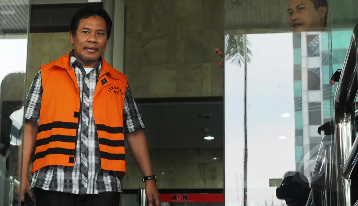 Zaini Arony keluar gedung KPK  usai diperiksa, Jakarta, Kamis (2/4/2015). ). Zaini diperiksa kasus dugaan pemerasan terkait permohonan izin pengembangan kawasan wisata di Lombok Barat, Nusa Tenggara Barat. (Liputan6.com/Herman Zakharia)