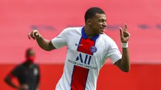 Pemain Paris Saint-Germain Kylian Mbappe memberi isyarat saat menghadapi Nice pada pertandingan League One di Stadion Allianz Riviera, Nice, Perancis, Minggu (20/9/2020). Paris Saint-Germain berhasil mengalahkan Nice 3-0. (AP Photo/Daniel Cole)