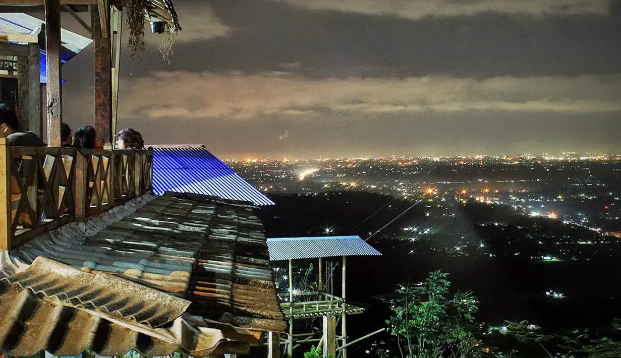 Bila ingin melihat semarak kembang api di malam tahun baru, sebaiknya kamu mengunjungi Bukit Bintang di Yogyakarta. Bukit Bintang merupakan salah satu titik yang cukup tinggi di Yogyakarta yang tidak pernah sepi pengunjung.  (4.bp.blogspot.com)