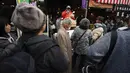 Wisatawan dan warga yang sedang mencari bahan-bahan untuk membuat makanan tahun baru atau osechi memenuhi jalanan Pasar Tsukiji, Tokyo, Jepang, Kamis (26/12/2019). Di zaman sekarang, osechi sering berarti makanan mewah untuk tahun baru. (AP Photo/Eugene Hoshiko)