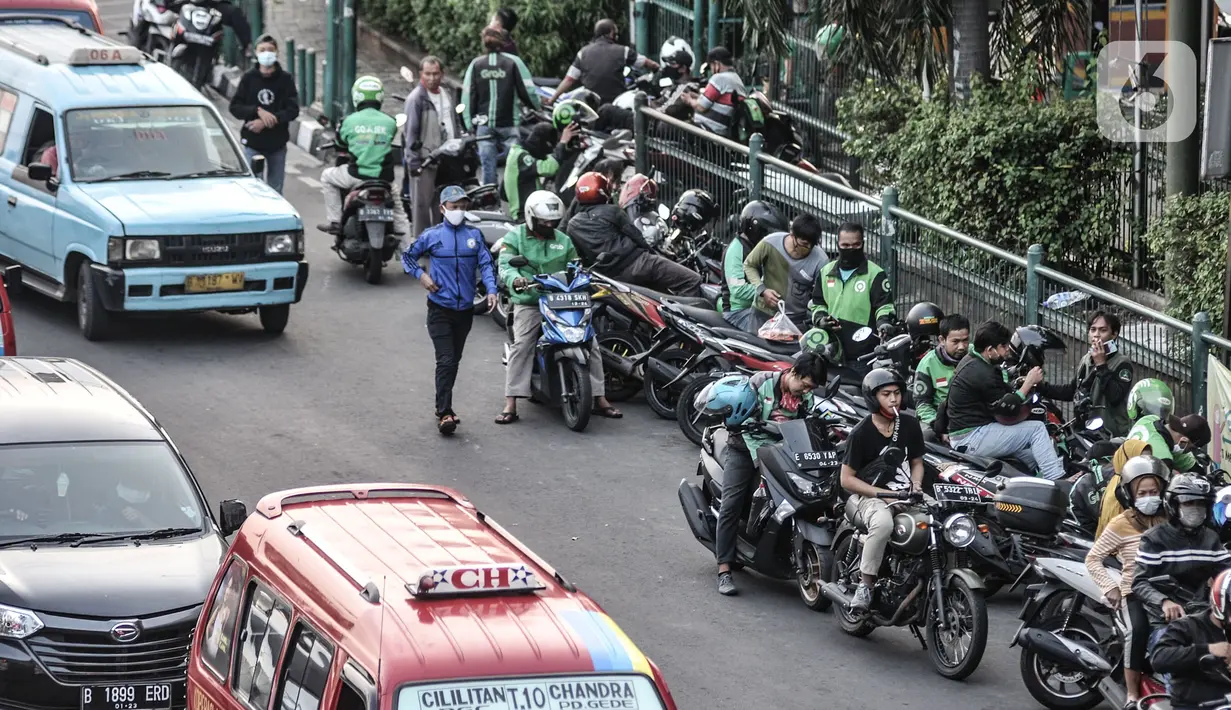 <p>Pengemudi ojek online (ojol) memenuhi bahu jalan saat menunggu penumpang di kawasan Cililitan, Jakarta, Rabu (16/9/2020). Minimnya pengawasan membuat masih banyak pengemudi ojol yang berkerumun saat menunggu penumpang meski Pemprov DKI Jakarta telah melarangnya. (merdeka.com/Iqbal S. Nugroho)</p>
