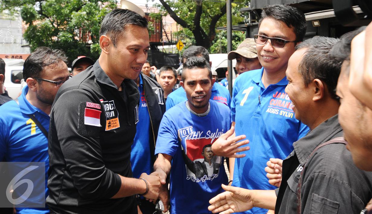 Cagub DKI Jakarta, Agus Harimurti Yudhoyono (kiri) disambut anggota Jaringan Nusantara jelang menerima simbol siaga di Jakarta, Rabu (18/1). Bersama Jaringan Nusantara, AHY melakukan siaga pemilu bersih anti kecurangan. (Liputan6.com/Helmi Fithriansyah)