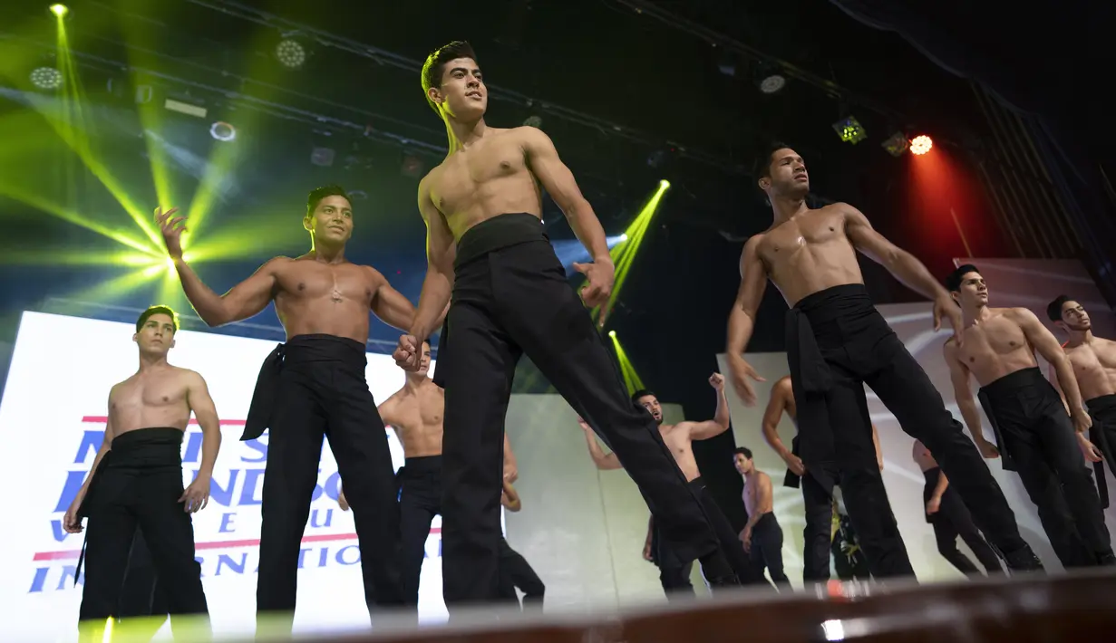 Kontestan tampil pada pembukaan Mister Handsome Venezuela di Caracas, Venezuela, 30 Oktober 2021. Kontes kecantikan pria tersebut berlangsung setelah edisi tahun lalu dibatalkan karena pandemi COVID-19. (AP Photo/Ariana Cubillos)