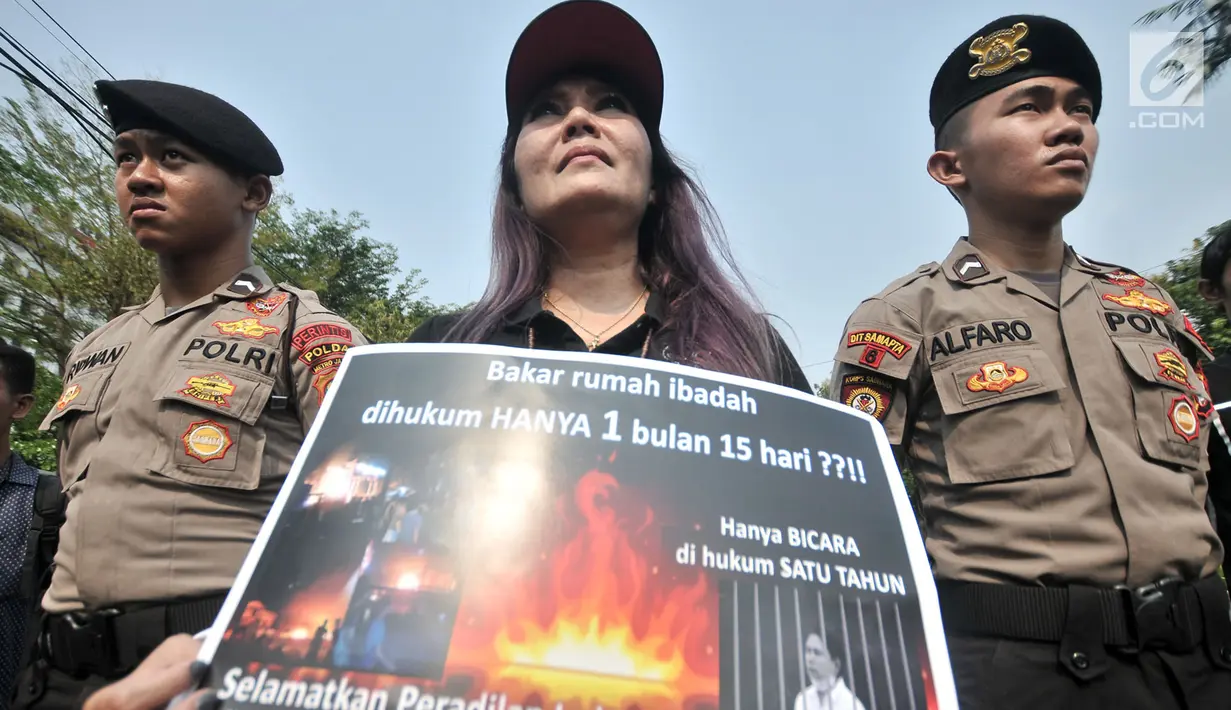 Massa Presidium Rakyat Menggugat membawa poster saat menggelar aksi Save Meiliana di depan Gedung Mahkamah Agung (MA), Jakarta, Rabu (12/9). Meiliana divonis 18 bulan penjara oleh PN Tanjungbalai terkait kasus volumer azan. (Merdeka.com/Iqbal Nugroho)