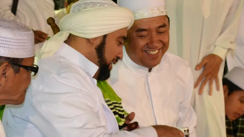 Bupati Cilacap, Tatto Suwarto Pamuji dan Habib Syech Assegaf dalam acara 'Sholawat untuk Negeri", di Majenang, Cilacap. (Foto: Liputan6.com/Muhamad Ridli)