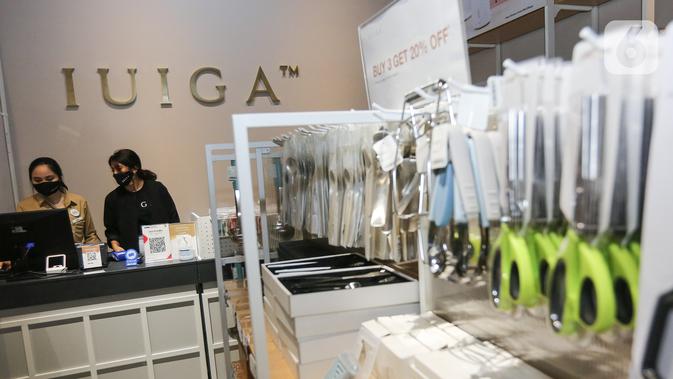 Kasir mengoperasikan mesin kasir pada pembukaan gerai IUIGA kedua yang mengusung konsep Retail+ di Astha Mall SCBD, Jakarta, Jumat (27/11/2020). Konsep self-check out dan self-collection, memberikan kenyamanan untuk konsumen yang berkunjung. (Liputan6.com/Fery Pradolo)