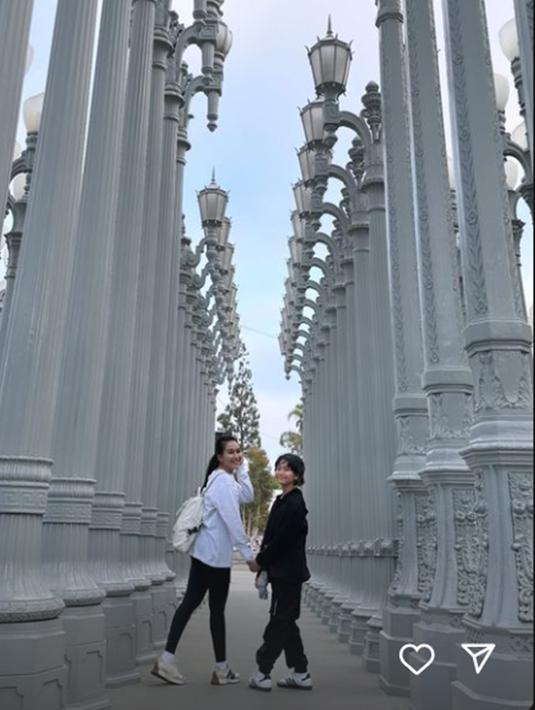 Foto kebersamaan Bilqis dan ibundanya di Los Angeles Country Museum of Art. Ibu dan anak ini tampil kompak dengan baju dan celana panjang. Ayu Ting Ting pakai baju kaus warna putih dan celana legging, sementara Bilqis dengan baju setelan warna hitam. Ayu Ting Ting awet muda di usia 32 tahun, tak sedikit yang menyebut kebersamaan Ayu dan anaknya bak kakak adik. (Liputan6.com/IG/@ayutingting92)