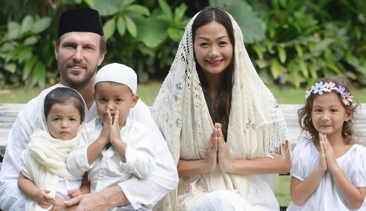 Indah Kalalo menikah dengan seorang pria kebangsaan Australia pada 2011. Dari pernikahan itu, rumah tangga Indah Kalalo dikaruniai tiga orang anak. (Foto: instagram.com/indahkalalo)