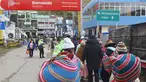 Warga Peru antre memasuki perbatasan Bolivia untuk memasuki negara tersebut, di desa Desaguadero, Peru, pada 18 Februari 2022. Setelah ditutup selama hampir dua tahun karena pandemi Covid-19, Pemerintah Peru mengizinkan pembukaan kembali perbatasan dengan Bolivia dan Ekuador. (Carlos MAMANI/AFP)