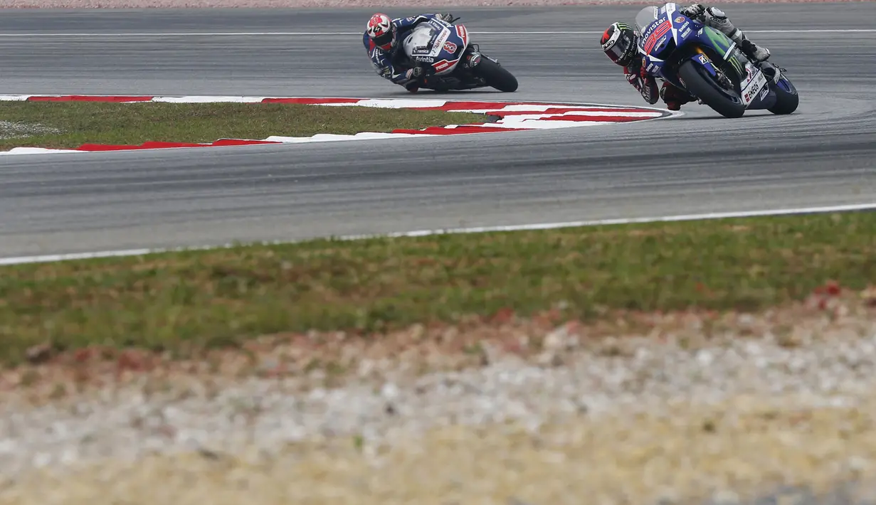 Pembalap Yamaha Jorge Lorenzo (depan) melewati tikungan selama sesi latihan bebas  di Sirkuit Internasional Sepang, Malaysia, Sabtu  (24/10/2015).  Lorenzo tertinggal 11 angka atas Rossi. (REUTERS/Olivia Harris)