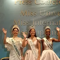 Miss Universe 2019 Zozibini Tunzi, Miss Supranational 2019 Anntonia Porsild, dan Miss International 2019 Sireethorn Leearamwat menghadiri jumpa pers Pemilihan Puteri Indonesia 2020.(Liputan6.com/Dinny Mutiah)