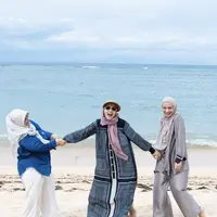 Zaskia dan Shireen Sungkar saat Liburan di Bali. [@shireensungkar]
