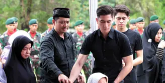 Duka mendalam dirasakan oleh pesinetron Anak Sekolahan Verrel Bramasta. Ia baru saja ditinggal kakeknya untuk selama-lamanya, Jumat (17/3). Sabtu, ayah Ivan Fadilla itu dimakamkan di TMP Kalibata. (Deki Prayoga/Bintang.com)