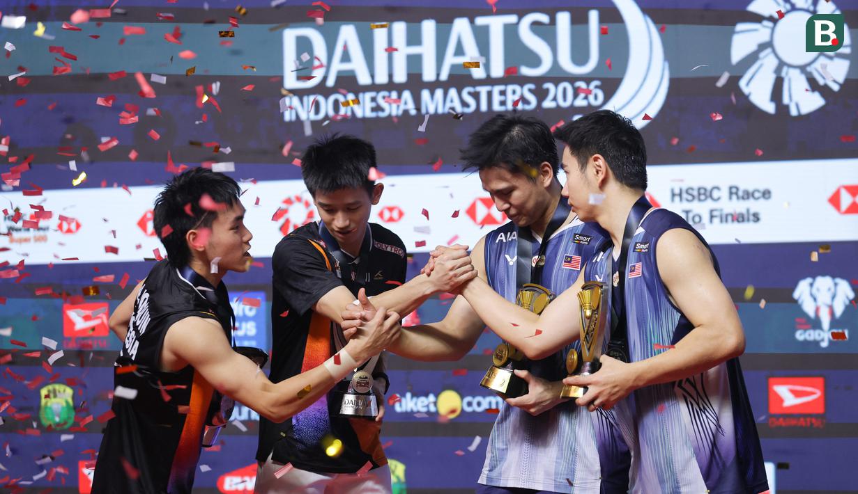 Pebulu tangkis ganda putra Indonesia, Nikolaus Joaquin (kiri) dan Raymond Indra (tengah kanan) bersalaman dengan pasangan Malaysia, Goh Sze Fei/Nur Izzuddin dalam laga final Indonesia Masters 2026 di Istora, Senayan, Jakarta, Minggu (25/01/2026). (Bola.com/Bagaskara Lazuardi)