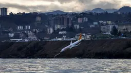 Kondisi pesawat maskapai Pegasus Airlines yang nyaris terperosok ke laut saat mendarat di bandara Trabzon, Turki, Minggu (14/1). Pesawat Boeing 737 berpenumpang 168 orang itu berangkat dari Ankara dan hendak mendarat di Trabzon. (DOGAN NEWS AGENCY/AFP)