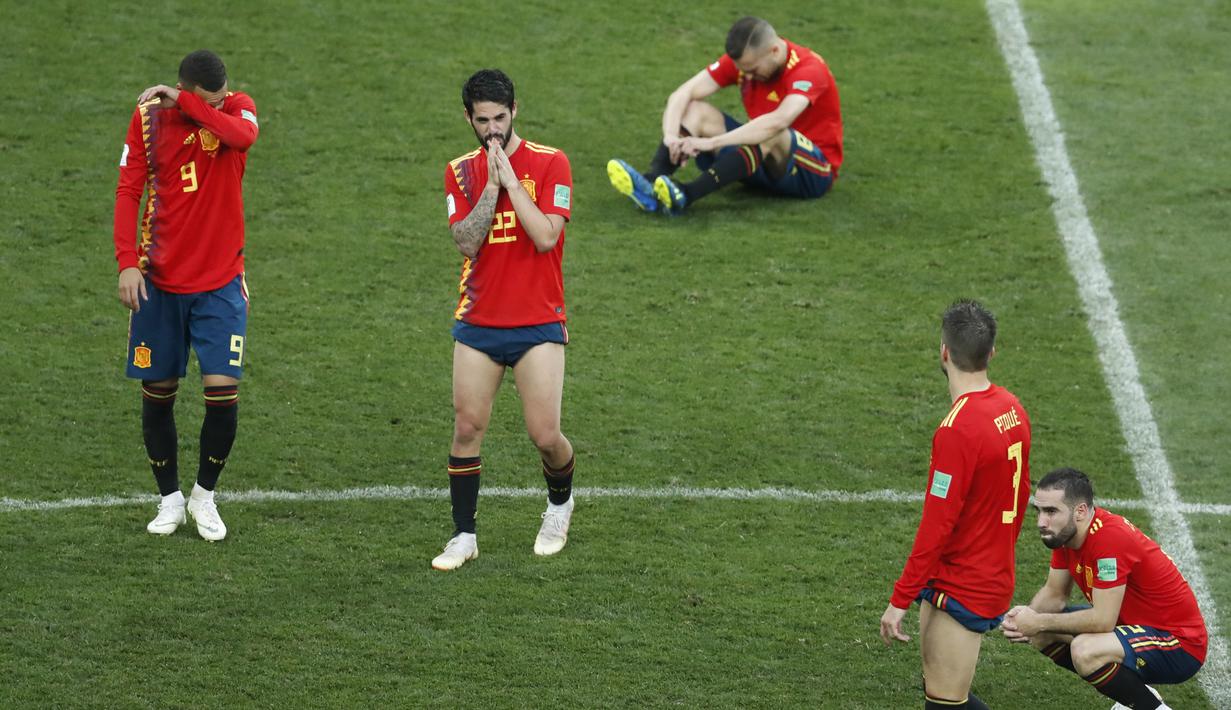 Para pemain Spanyol tertunduk lesu setelah kalah dari Rusia pada laga 16 besar Piala Dunia 2018 di Luzhniki Stadium, Moskow, Rusia, (1/7/2018). Spanyol kalah adu penalti 3-4. (AP/David Vincent)