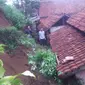 Tiga rumah warga di Kecamatan Karangtengah, Garut, Jawa Barat, terkena tumpukan material longsor (Liputan6.com/Jayadi Supriadin)