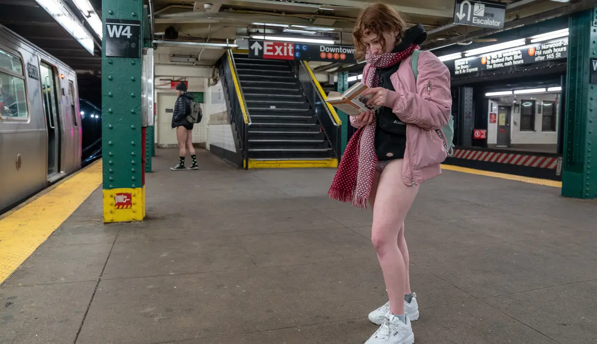 Seorang wanita berdiri di platform West 4, jalur kereta bawah tanah F selama No Pants Subway Ride ke-18 di New York City (13/1). No Pants Subway Ride ajang tahunan yang sudah menyebar ke berbagai kota besar di dunia. (AFP Photo/David 'Dee' Delgado)