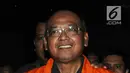 Bupati Malang Rendra Kresna memakai rompi tahanan usai menjalani pemeriksaan di gedung KPK, Jakarta, Senin (15/10). Rendra Kresna itahan terkait dugaan suap gratifikasi proyek di Dinas Pendidikan di Kabupaten Malang. (merdeka.com/Dwi Narwoko)