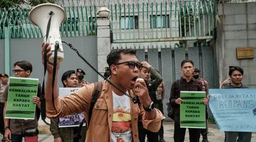 Aktivis berunjuk rasa di depan kedutaan besar China di Jakarta untuk menentang rencana pemerintah untuk mengembangkan pulau Rempang, Selasa (19/6/2023). (Yasuyoshi CHIBA/AFP)