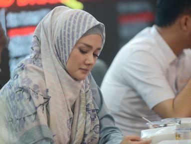 Mulan Jameela tampil menawan saat memakai hijab berwarna abu-abu kombinasi biru. Mulan tampak begitu cocok dengan gaya hiba simpelnya. Meski simpel tidak banyak accesoris tapi penampilan Mulan ini cukup membuat dirinya menuai banyak pujian (KapanLagi.com/Bayu Herdianto)