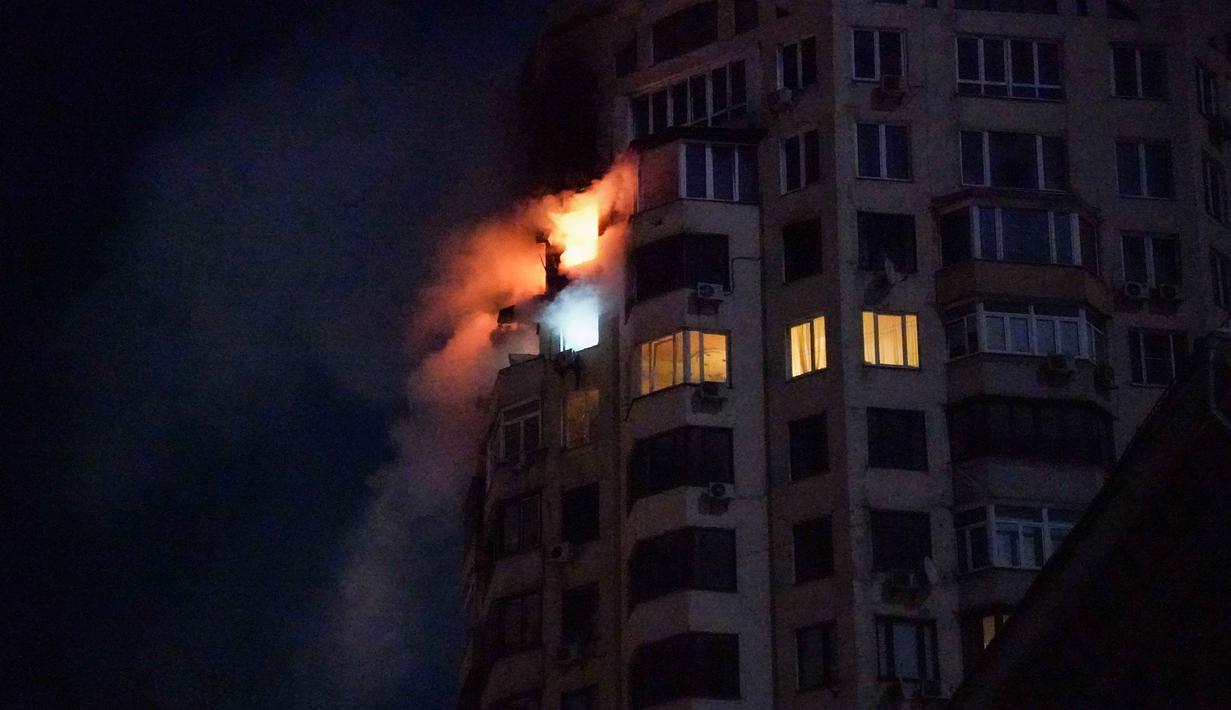 Serangan udara Rusia juga menyasar fasilitas energi Ukraina, hanya sehari sebelum pembicaraan damai dijadwalkan berlangsung. Tampak foto yang menunjukkan kobaran api yang berasal dari sebuah gedung apartemen setelah serangan udara Rusia di Kyiv pada Selasa 3 Februari 2026 pagi waktu setempat. (Serhii Okunev/AFP)