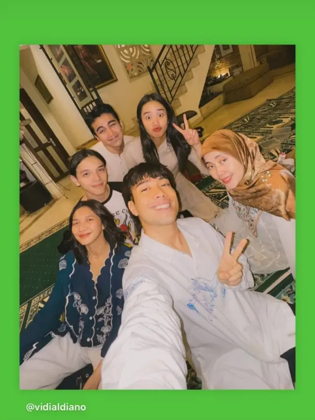 Momen Hangat Vidi Aldiano Lakukan Tarawih. (instagram/vidialdiano)