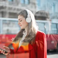 Ilustrasi mendengarkan lagu, musik. (Photo by Andrea Piacquadio from Pexels)