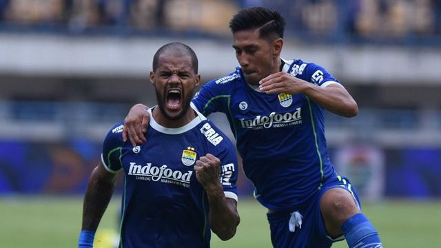 Dua pemain Persib Bandung, David da Silva (kanan) dan Daisuke Sato.