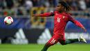 Renato Sanches tak dipanggil ke Timnas Portugal di Kualifikasi Piala Dunia 2022 lantaran baru sembuh dari cedera meniskus. Fernando Santos tentu tak akan mengambil resiko untuk membawanya. Posisinya akan digantikan oleh pemain senior lain, seperti Joao Mario dan Matheus Nunes. (AFP/Maciej Gillert)