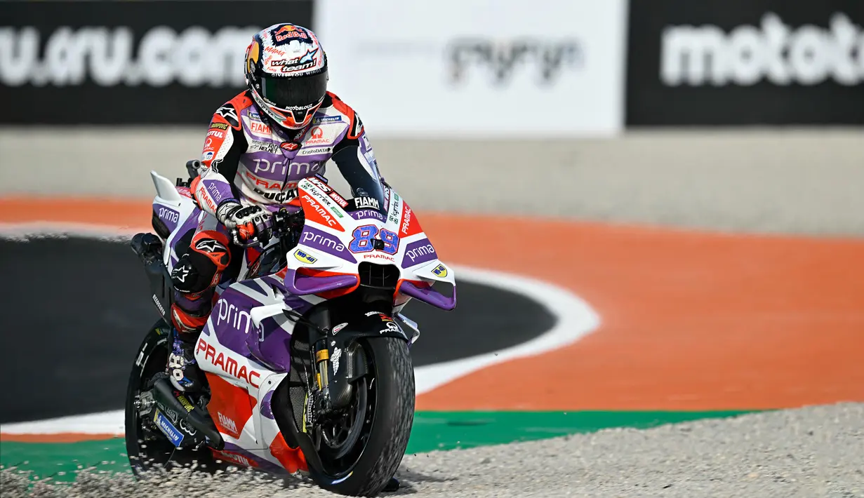Pembalap Pramac Racing, Jorge Martin, berusaha untuk memegang kendali motornya setelah bersenggolan dengan pembalap Repsol Honda, Marc Marquez dalam MotoGP Valencia yang berlangsung di Sirkuit Ricardo Tormo, Valencia, Spanyol Minggu (26/11/2023). (AFP/Javier Soriano)