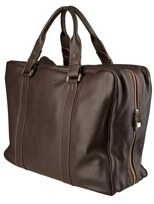 Bowler Bag. Model tas ini cocok banget untuk kamu yang  suka bawa banyak barang dan suka traveling / copyright shutterstock