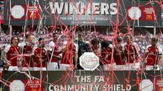 Pemain Arsenal memegang trofi usai mengalahakan Chelsea dalam pertandingan FA Community Shield di Stadion Wembley di London, Inggris (6/8). Arsenal berhasil menjadi juara usai mengalah Chelsea lewat adu pinalti 3-1. (AFP Photo/Ian Kington)
