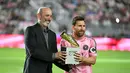 Lionel Messi dinobatkan sebagai pencetak gol terbanyak di Major League Soccer dengan 29 gol dalam 28 pertandingan musim reguler 2025 bersama Inter Miami. Penghargaan tersebut diserahkan oleh Komisioner MLS, Don Garber, pada 25 Oktober 2025, sebelum pertandingan babak pertama playoff Piala MLS antara Inter Miami CF dan Nashville SC. (CHANDAN KHANNA/AFP)