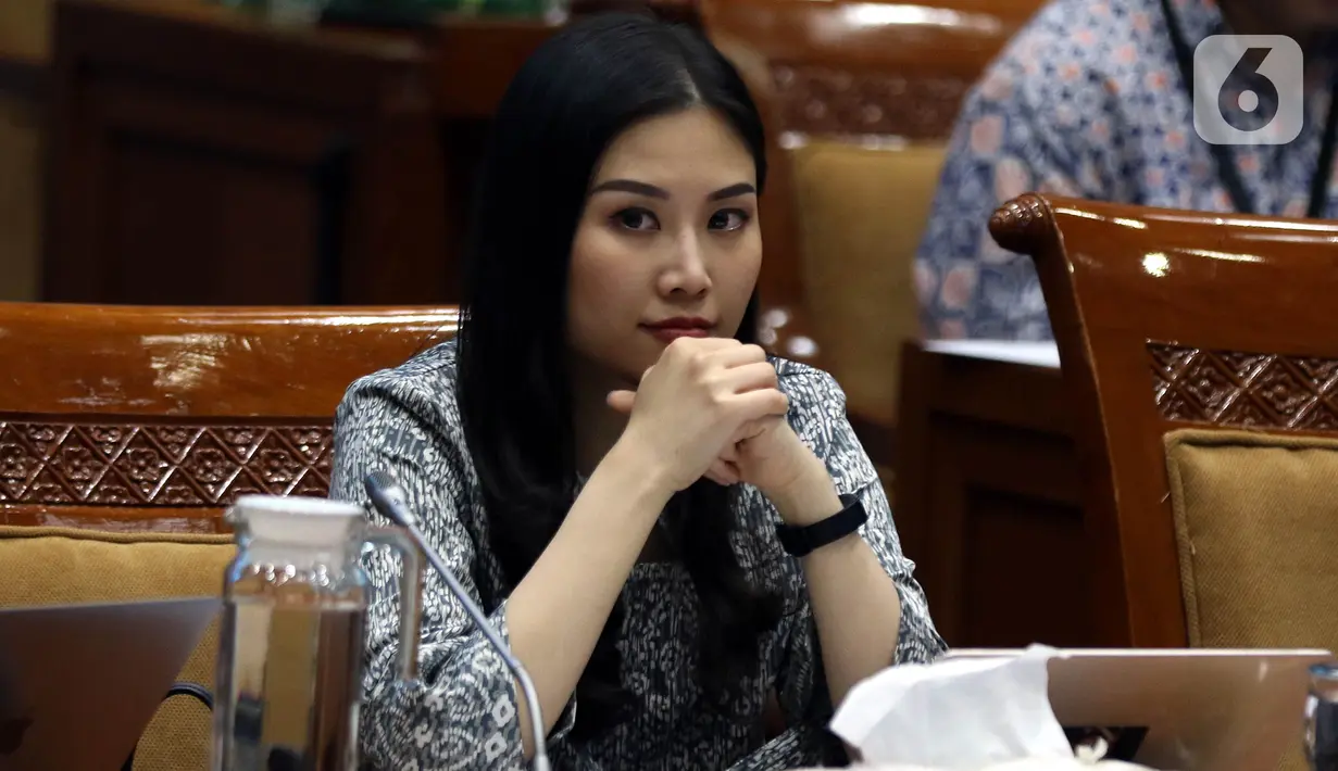 Wakil Menteri Pariwisata dan Ekonomi Kreatif Angela Tanoesoedibjo rapat kerja dengan Komisi X DPR di Kompleks Parlemen, Jakarta, Kamis (7/11/2019). Rapat membahas program kerja Kementerian Pariwisata dan Ekonomi Kreatif. (Liputan6.com/JohanTallo)
