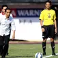 Presiden Joko Widodo bersiap melakukan tendangan pembuka turnamen Piala Presiden 2015 di Stadion Kapten I Wayan Dipta, Gianyar, Bali, Minggu (30/8/2015). 16 tim ambil bagian di turnamen yang digelar di empat kota. (Liputan6.com/Helmi Fithriansyah)