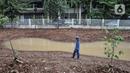 Petugas Sudin SDA Jakarta Pusat saat melintasi salah satu proyek embung atau kolam retensi di sisi Jalan Letjen Suprapto, Cempaka Putih, Jakarta, Rabu (1/2/2023). Proyek pembuatan embung di kawasan Jalan Letjen Suprapto rampung pada bulan April mendatang. (merdeka.com/Iqbal S Nugroho)