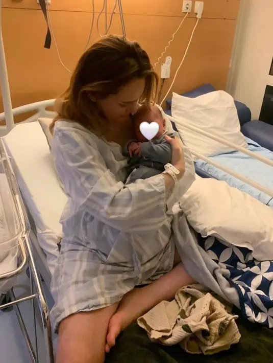 Sang istri, yang dikenal sebagai model sekaligus aktris asal Prancis, baru saja melahirkan anak kedua mereka. [@valentinepayenwicaksono].