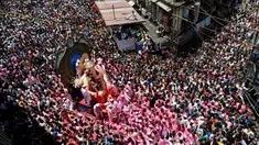 Umat hindu India mengarak patung dewa Ganesha menuju Laut Arab saat Ganesha Chaturthi di Mumbai, India, Selasa (5/9). Dalam festival ini, seluruh umat hindu India memperingati hari lahir Dewa Ganesha. (Mahesh Kumar A/AP Photo)