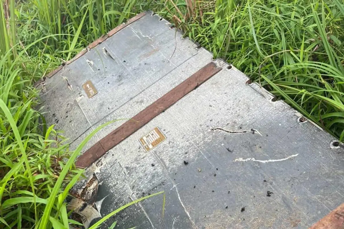 Penemuan dugaan serpihan puing pesawat ATR 400 di sekitar puncak Gunung Bulusaraung, Sulawesi Selatan viral di media sosial