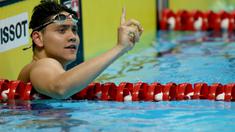 Perenang Singapura, Joseph Schooling, saat beraksi di nomor 100 meter gaya kupu-kupu putra pada Asian Games di Akuatik, GBK, Jakarta, Rabu (22/8/2018). Joseph Schooling sukses persembahkan medali emas pertama untuk Singapura. (Bola.com/Peksi Cahyo)