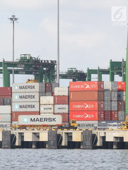 Suasana bongkar muat di pelabuhan Tanjung Priok, Jakarta Utara, Kamis (14/2). Prediksinya, impor hanya akan tumbuh 7,1persen atau nyaris separuh dari tahun lalu yang diproyeksikan sebesar 13,4persen. (Liputan6.com/Angga Yuniar)