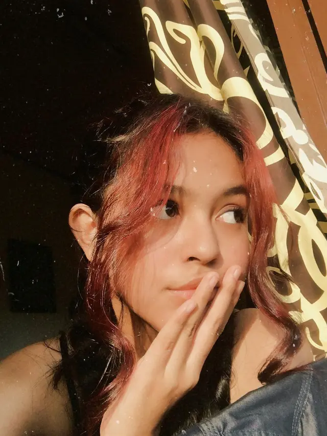 6 Potret Dinda Mahira dengan Warna Rambut Baru, Cantik Memesona