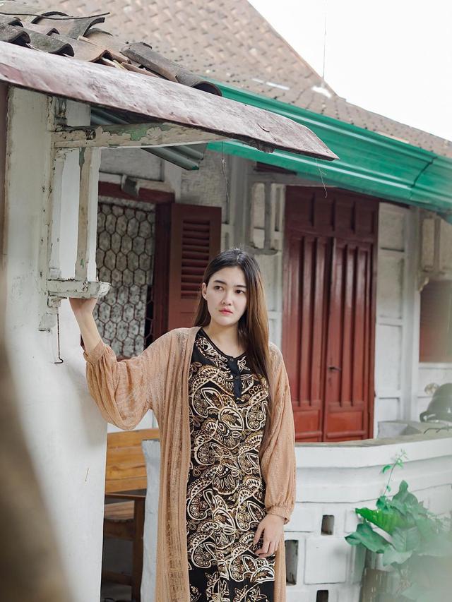 6 Potret Nella Kharisma saat Pakai Daster, Tampil Sederhana