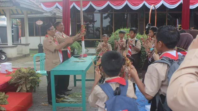 Anak-anak Purbalingga nampak antusias belajar membuat dan mendalang wayang ranting singkong. (Foto: Liputan6.com/Dinkomino PBG/Muhamad Ridlo)