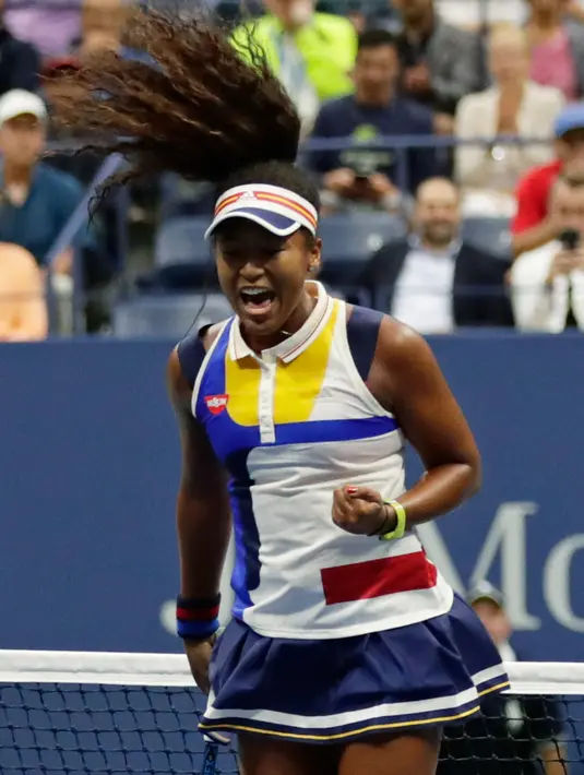 Ekspresi Naomi Osaka usai meraih angka saat melawan Angelique Kerber dalam putaran pertama AS Terbuka 2017 di New York (29/8). Dalam pertandingan ini Osaka berhasil mengalahkan juara bertahan Angelique Kerber. (AP Photo / Frank Franklin II)