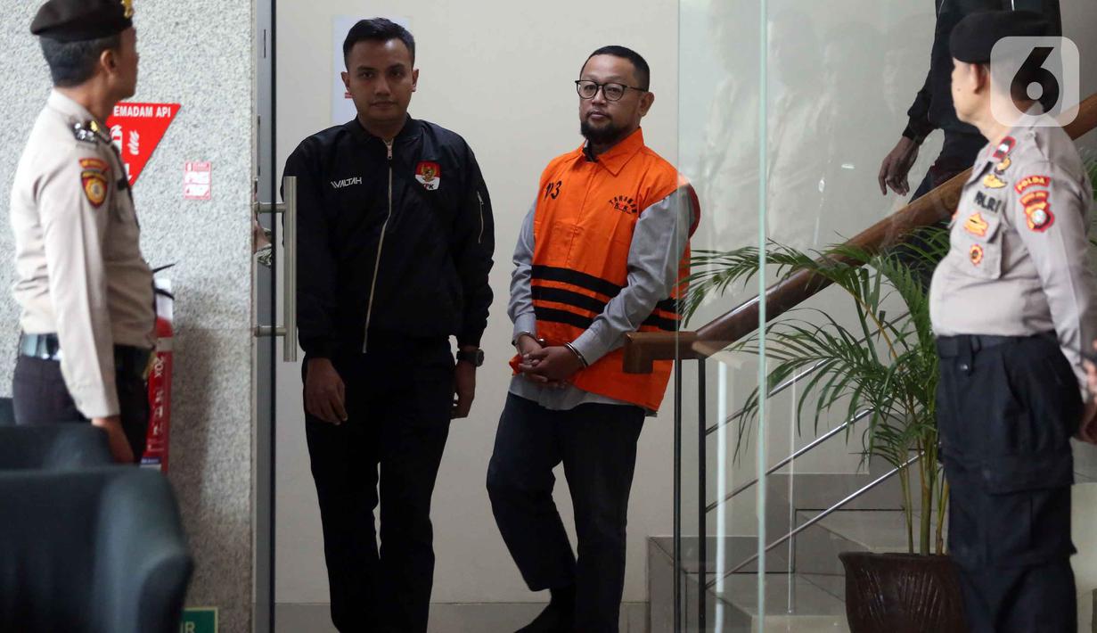 Ishfah Abidal Aziz alias Gus Alex menyusul mantan atasannya, Yaqut Cholil Qoumas, yang telah lebih dulu dijebloskan ke sel tahanan pada Kamis 12 Maret 2026 terkait kasus yang sama. Tampak dalam foto, mantan Staf Khusus Menteri Agama (Menag) periode 2020-2024, Yaqut Cholil Qoumas, Ishfah Abidal Aziz alias Gus Alex (ketiga kiri) usai menjalani pemeriksaan di Gedung Merah Putih Komisi Pemberantasan Korupsi (KPK), Jakarta, Selasa (17/3/2026). (Liputan6.com/Helmi Fithriansyah)