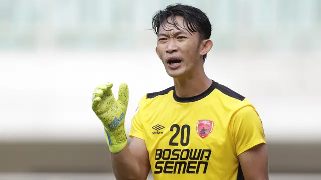Kiper PSM Makassar, Rivky Mokodompit, memberi arahan kepada rekannya saat melawan Lao Toyota FC pada laga Piala AFC 2019. (Bola.com/M. Iqbal Ichsan)