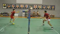 Sejumlah pebulutangkis Indonesia berlatih di Gedung Pelatnas PBSI, Cipayung, Jakarta, Jumat (29/5/2015). Mereka berlatih untuk menyiapkan diri menghadapi turnamen Indonesia Open Super Series Premier 2015. (Liputan6.com/Herman Zakharia)